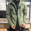 Jaqueta Softshell com Capuz Patchwork de Malha Respirável Leve de Secagem Rápida para Uso Externo Masculina