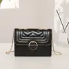 2026 Nova Bolsa Transversal Quadrada com Corrente e Fecho Redondo Bordada Estilo Pequeno Chanel Bolsa de Ombro Único Casual Feminina Bolsa Estruturada Bolsa de Comércio Exterior