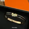 Pulseira de Fivela Letra Aijia H Transfronteiriça Versão de Luxo Pulseira Guerreiro Negro Cor Chá com Leite Versão Larga Joia para Casal para Mulheres