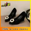 Sapatos de salto alto de trabalho versáteis de boca rasa, tamanho grande, sexy, fivela quadrada com strass, sapatos femininos, novidade Outono 2026, bico fino, salto plataforma