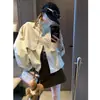 Além disso, a nova coleção de outono apresenta uma jaqueta casual de workwear simples e elegante de corte solto com gola alta MQ1698