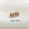 Nuevos Pendientes H de Lujo Accesible de Aijia para Mujer Pop Mini Grandes Chapados en Esmalte Oro Rosa 18K Pendientes con Letra Dorada