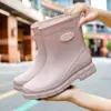 Botas de lluvia para mujer estilo coreano caña media-baja moda simple caña corta forro polar cómodo impermeable para lavar el coche cocina zapatos de goma para agua venta al por mayor