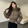 Nueva colección Otoño/Invierno 2026: Chaqueta de algodón estilo americano, corta, ajustada y adelgazante para mujer, perfecta para figuras petite, con cintura alta y diseño versátil, además de un forro acolchado.