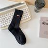 Calcetines de algodón para hombre y mujer, con dibujos animados en blanco y negro, de longitud media, bordados para parejas, para estudiantes, para combinar con todo, de caña alta, deportivos, de moda.