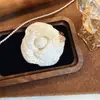 Broche de Camelia y Perla Estilo Francés, Broche Versátil Elegante y de Alta Gama para Otoño e Invierno, Accesorio para Traje y Abrigo