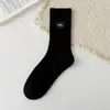 Meias de Novo Estilo Outono e Inverno para Mulheres com Bordado de Coração, Tendência Preto e Branco Cinza Esportivas Longas de Algodão Meias Atacado