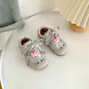 Zapatillas para niñas 2026 primavera y otoño nuevos zapatos deportivos para bebé suela suave zapatos para caminar estilo coreano para niños zapatos de entrenamiento alemanes zapatos casuales
