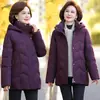 Chaqueta de plumas de ganso blanco genuina de alta calidad para mujeres, de mediana edad y ancianas, engrosada para abrigar, abrigo corto para madres, nuevo modelo 2026