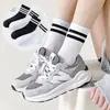 Calcetines de primavera y verano Zhuji calcetines deportivos de tres rayas calcetines de media caña para mujer pantalones de tiburón de moda con calcetines de moda calcetines para mujer
