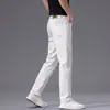 Nuevos jeans blancos de alta gama para otoño para hombre, corte recto ajustado, nuevos pantalones casuales holgados de seda helada para hombre 2026
