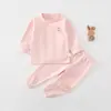 Conjunto térmico de dos piezas para bebé, ropa y pantalones de otoño, terciopelo de leche, Clase A, otoño e invierno, ropa de casa unisex para niños que protege el vientre