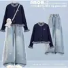 Atuendo elegante de primavera y otoño para niños mayores: un cárdigan de manga larga a cuadros de retazos de moda combinado con pantalones vaqueros de estilo dulce y una corbata de lazo - un conjunto de dos piezas