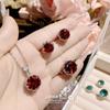 Nuevo Conjunto Versátil de Cadena para Clavícula de Moda Color Rojo Sangre de Paloma de Camelia con Colgante Exquisito y Hermosos Aretes de Circonita Cuica