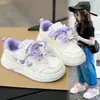 Tenis para niña con suelas suaves, zapatillas deportivas para niños, nuevos zapatos blancos de dibujos animados otoño 2026, ligeros, antideslizantes, zapatos casuales para niños