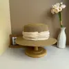 2026 Nuevo Estilo Sombrero de Paja Francés de Ala Plana, Lujo Ligero de Moda para Mujer, Sombrero de Sol de Verano Elegante con Copa Plana y Cinta