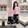 Camiseta casual leve e estilosa com estampa de letras de manga curta para crianças mais velhas, conjunto de duas peças único com calça longa de renda solta e perna larga para o verão