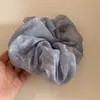 Elástico de cabelo bolinha cinza leitoso, fresco e versátil, com um toque de luxo, adequado para rabos de cavalo baixos na nuca