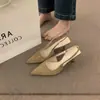 Sandálias fechadas retrô marrons estilo coreano, sapatos de fada, novas sandálias de salto alto com tira no calcanhar e bico fino para primavera-verão 2026