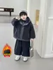 Conjunto de Invierno para Niños de Tres Piezas con Suéter Forrado de Felpa Estilo Coreano Conjunto de Ropa Gruesa de Algodón para Niños Ropa Guapa para Bebés y Niños Pequeños