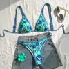 Base Verde Retro con Pequeñas Flores Moradas y Blancas, Bikini Triángulo con Tirantes Finos, Cuello Halter, Cintura Alta, Pierna Alta, Traje de Baño de Dos Piezas para Chica Atrevida