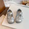 Zapatos pequeños de cuero de color liso con lunares para niños 2026 otoño e invierno zapatos de princesa con cordones de cuadros lindos con lazo para niños pequeños y niños pequeños