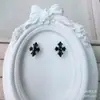 Los pendientes de cruz de cerámica de zirconia son pequeños, exquisitos y libres de metales pesados, adecuados para perforaciones y cuidado de los oídos