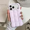 Adecuado para la funda del teléfono Apple 17, con un diseño en relieve 3D, una textura suave y acolchada, y un color blanco lechoso simple; también compatible con iPhone 18 Pro Max, con un diseño temático de nube