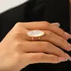 Anel Oval de Aço Inoxidável com Concha Natural Branca Decorada à Mão Europeu e Americano para Mulheres, Anel Aberto Antidesgaste, Anel Versátil de Aço Titânio