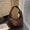 Bolso Tote de Gran Capacidad con Estampado de Leopardo para Mujer 2025 Invierno Nuevo Nicho Remache Retro de Viaje Elegante Bolso de Hombro