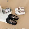 Sapatos Mary Jane infantis de couro doce com pérolas, anti-chute, nova coleção primavera/outono 2026, sapatilhas de bico fino com sola macia, sapatos de princesa