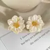 Pendientes de camelia modernos y elegantes, pendientes de nicho de lujo ligero para mujer 2026 nuevos populares, accesorios para orejas de alta gama