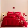 Juego de Boda de Lujo Ligero Bordado de Cuatro Piezas en Rojo Brillante para una Habitación de Boda Festiva y Propicia, Incluyendo Funda de Edredón, Sábana y Ropa de Cama Festiva