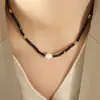 Collar de cuentas de vidrio negro con personalidad y temperamento de moda, colgante de perlas de agua dulce, joyería sexy, diseño original de nicho.