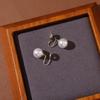 Pendientes sencillos de perlas redondas de alta gama, ligeros y de lujo, sin orejas, con placa de incienso antimosquitos, con clip para las orejas, pendientes de moda sin dolor para mujeres, venta al por mayor