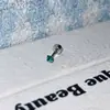 Colgante Broche Cruzado de Lirio Verde Clavo para Hélice de Oreja Acero de Titanio Médico Estrella Pendientes Delicados para Mujer Estilo Fresco y Elegante