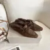Sapatos peludos quentes e que aumentam a altura para mulheres no outono e inverno, apresentando design com forro de fleece, sola plana, mocassins estilo coreano e mules slip-on para calçar facilmente