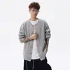 Moda masculina de outono e inverno: cardigã de tricô com ponto trançado liso, com um estilo descontraído e sem esforço, perfeito para criar um look versátil e confortável