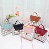 Bolso coreano portátil para mujer 2022 Fabricantes de bolsos para mujer de Guangzhou venta al por mayor comercio exterior bolso pequeño moda fresco a cuadros bolso pequeño cuadrado