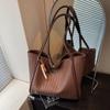 Bolsa Grande Popular Transfronteiriça com Padrão Trançado Grande Capacidade Feminina Outono Novo Retro Versátil Bolsa de Ombro Bolsa Tote para o Dia a Dia