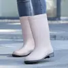 Botas de chuva impermeáveis, estilo moderno de cano médio, confortáveis, com sola grossa, design de cano alto, modelo feminino, grossas e reforçadas, duráveis