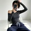 Camiseta feminina de manga longa com design de listra diagonal no ombro, perfeita para outono e inverno. Este top justo, sexy e atraente pode ser usado como camada interna, camada externa ou como base.