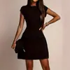 Vestido Feminino de Alta Qualidade, Elegante e Moderno, Estilo Francês 2026, Vestido Curto de Gola Redonda, Corte Justo que Valoriza a Silhueta e Adiciona Elegância