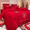 Novo conjunto de quatro peças para casamento escovado e amigável à pele, bordado de dragão e fênix, vermelho festivo, roupa de cama simples para quarto de casamento, lençol de cama de casamento