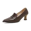 Novos sapatos femininos europeus e americanos com relevo para primavera e outono, bico fino, boca rasa, camada única, salto médio, tamanhos grandes 40-50, sapatos de comércio exterior