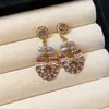 Pendientes Largos de Cristal con Diamantes y Tachuelas Plateadas, Sensación de Lujo Ligero y Gama Alta, Exquisitos Pendientes de Botón, Pendientes de Moda y Versátiles con un Diseño Único