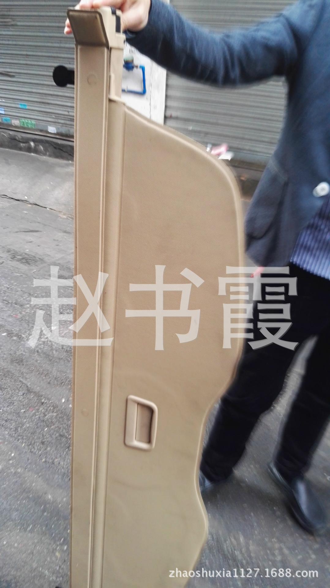 09年大众途锐后备箱遮物帘4