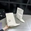 Botas curtas brancas estilosas de salto anabela para mulheres, novo estilo outono e inverno 2026, botas de cano médio que aumentam a altura para pessoas baixinhas, botas estilo calça retrô