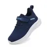 Tenis para niños transfronterizos para niños suela blanda negro cómodos transpirables ligeros superficie de malla tejida al vuelo nuevo para las cuatro estaciones zapatos casuales