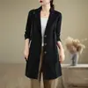 Foto real del nuevo traje de longitud media otoño 2026, color liso, corte holgado, blazer de algodón y lino de manga larga, elegante top para mujer